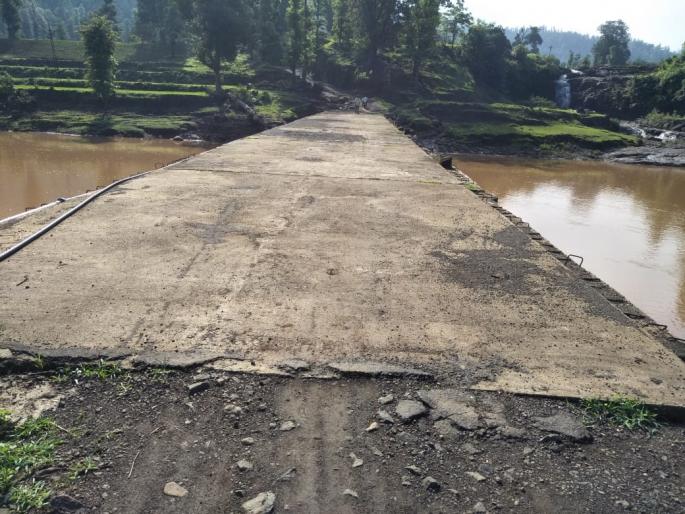 Bridge over Damangange without walls! | दमणगंगेवरील पूल कठड्यांविना!