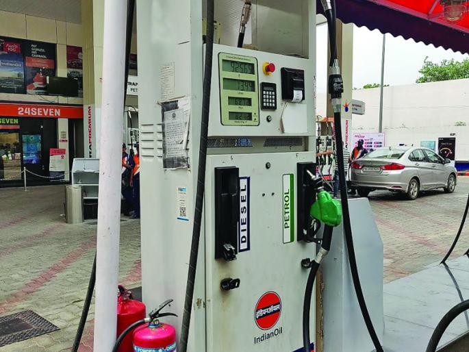 If the petrol reaches a hundred, the old machine at the old fuel pump will have to be replaced! | पेट्रोलने शंभरी गाठल्यास जुन्या फ्युअल पंपावरील जुने मशीन बदलावे लागेल ! If the petrol reaches a hundred, the old machine at the old fuel pump will have to be replaced! | पेट्रोलने शंभरी गाठल्यास जुन्या फ्युअल पंपावरील जुने मशीन बदलावे लागेल !