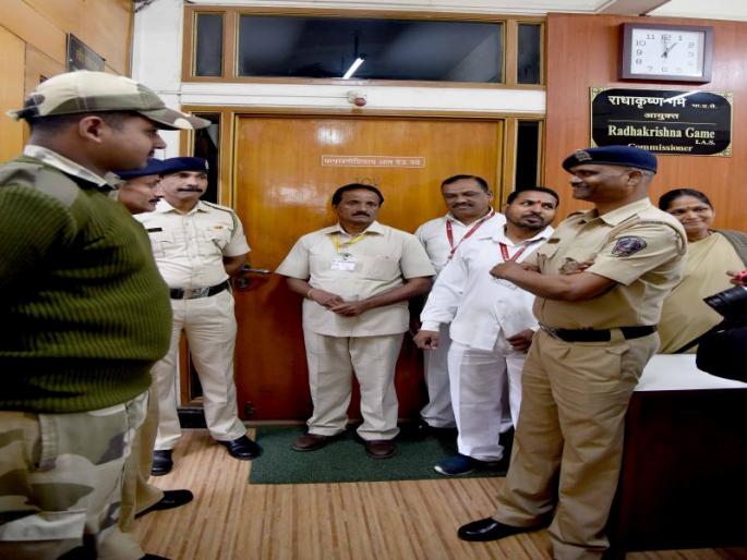 Mayor - Commissioner's table expenses were briefly saved | महापौर- आयुक्तांची टेबल खूर्ची थोडक्यात बचावली Mayor - Commissioner's table expenses were briefly saved | महापौर- आयुक्तांची टेबल खूर्ची थोडक्यात बचावली