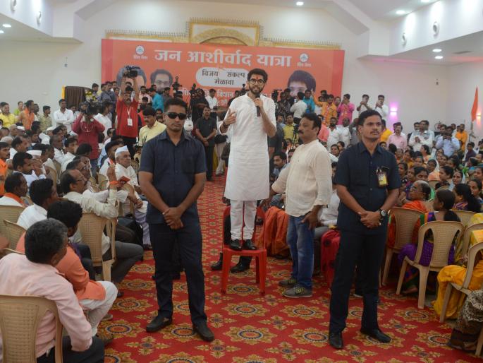  Aditya took the lectures while standing on the chair | खुर्चीवर उभे राहून भाषण करीत आदित्य यांनी घेतले जनआशीर्वाद