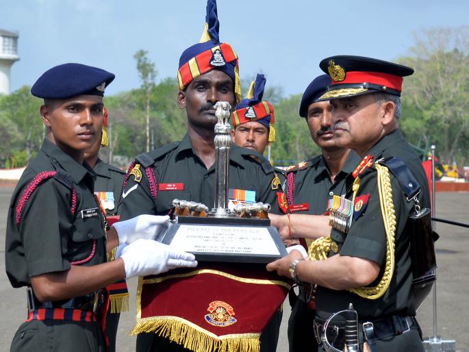 378 soldiers shot dead in service | ३७८ जवानांची तुकडी देशसेवेत दाखल  378 soldiers shot dead in service | ३७८ जवानांची तुकडी देशसेवेत दाखल