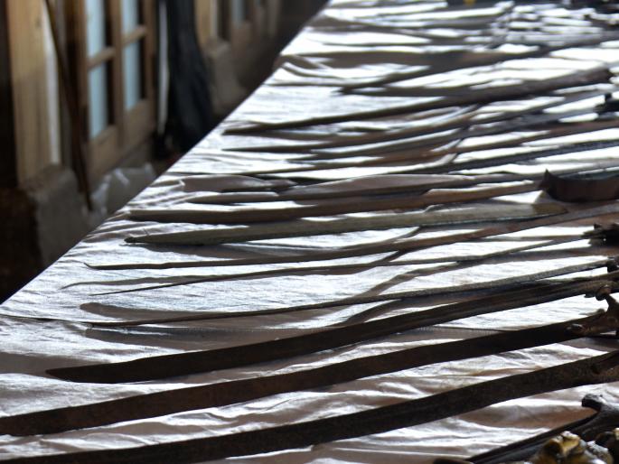 Open the treasures of the treasure with weapons | शस्त्रास्त्रांसह नाण्यांचा खजिना खुला