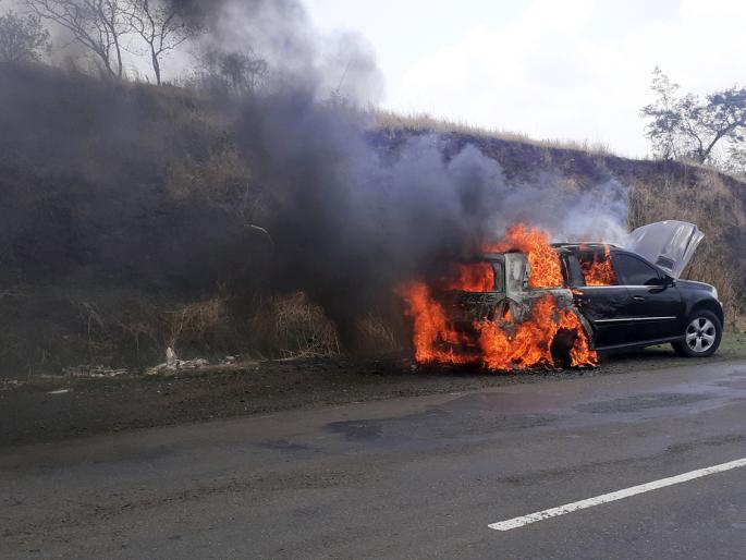 Thunder in 'Burning Car' in Ghorwad Ghat | घोरवड घाटात ‘बर्निंग कार’चा थरार  Thunder in 'Burning Car' in Ghorwad Ghat | घोरवड घाटात ‘बर्निंग कार’चा थरार