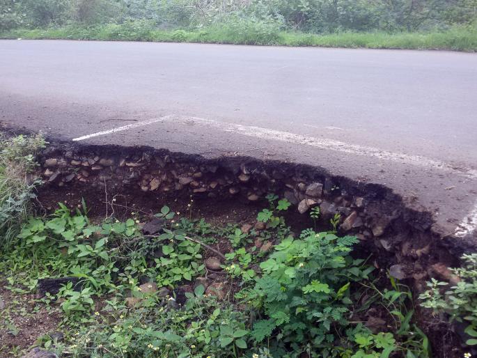 There was a big break on the road | रस्त्याला मोठे भगदाड पडले There was a big break on the road | रस्त्याला मोठे भगदाड पडले