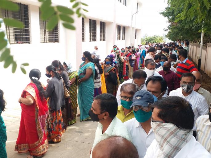 Guruji's crowd, uniform to the contagion | गुरुजींची गर्दी, संसर्गाला वर्दी