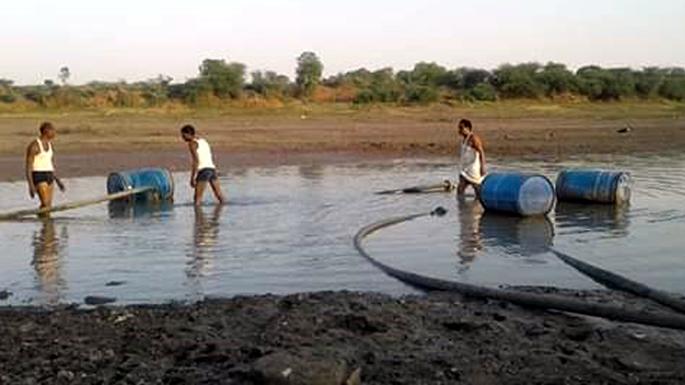 Parbhani: Villagers and animals along with animals and birds due to drying of the Godavari pater | परभणी: गोदावरीपात्र कोरडे पडल्याने पशु-पक्ष्यांसह ग्रामस्थांचीही परवड Parbhani: Villagers and animals along with animals and birds due to drying of the Godavari pater | परभणी: गोदावरीपात्र कोरडे पडल्याने पशु-पक्ष्यांसह ग्रामस्थांचीही परवड