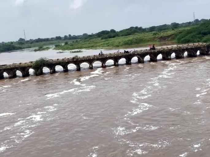 Parbhani: Returning rains hit the district | परभणी: परतीच्या पावसाने जिल्ह्याला झोडपले