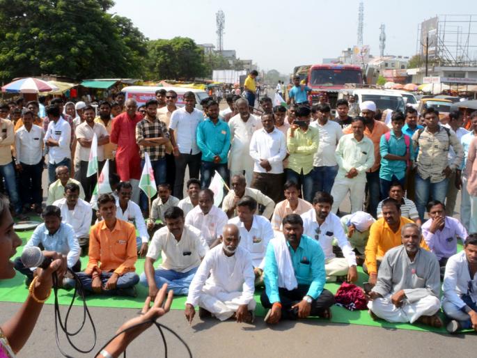 Movement of Swabhimani Shetkari Sanghatana in Parbhani: The request given to the administration | परभणीत स्वाभिमानी शेतकरी संघटनेचे आंदोलन: प्रशासनाला दिले निवेदन Movement of Swabhimani Shetkari Sanghatana in Parbhani: The request given to the administration | परभणीत स्वाभिमानी शेतकरी संघटनेचे आंदोलन: प्रशासनाला दिले निवेदन