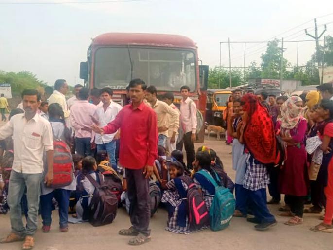 Parbhani: Students stopped by buses to demand bus service | परभणी : बससेवेच्या मागणीसाठी विद्यार्थिनींनी रोखल्या बस Parbhani: Students stopped by buses to demand bus service | परभणी : बससेवेच्या मागणीसाठी विद्यार्थिनींनी रोखल्या बस