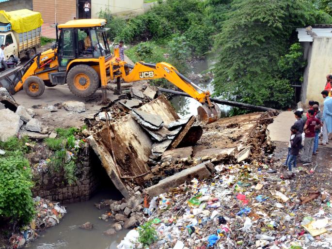 Parbhani: Water overflowing drains with strong rain | परभणी : दमदार पावसाने ओढे-नाल्यांना पाणी Parbhani: Water overflowing drains with strong rain | परभणी : दमदार पावसाने ओढे-नाल्यांना पाणी