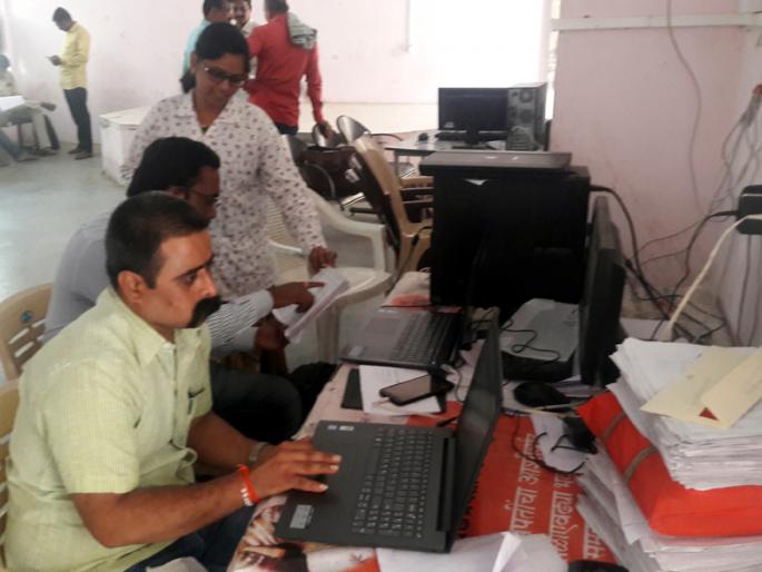 Parbhani: Uploading one and a half thousand family lists | परभणी : दीड हजार कुटुंबांच्या याद्या अपलोड