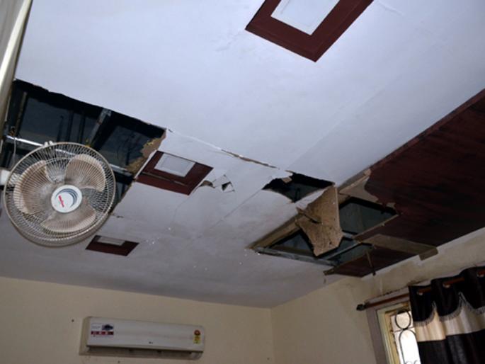 Parbhani: The roof of the room of the Natraj Theater collapsed | परभणी : नटराज रंगमंदिरातील कक्षाचे छत कोसळले Parbhani: The roof of the room of the Natraj Theater collapsed | परभणी : नटराज रंगमंदिरातील कक्षाचे छत कोसळले
