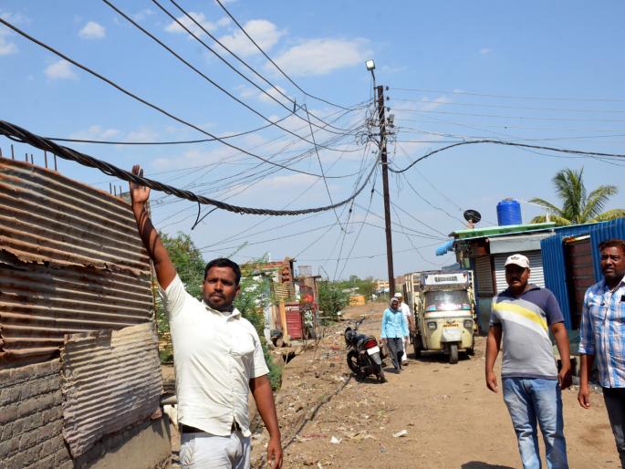 Parbhani: Running daily is dangerous game of life | परभणी : येथे रोजच चालतो वीज तारांशी जिवाचा धोकादायक खेळ Parbhani: Running daily is dangerous game of life | परभणी : येथे रोजच चालतो वीज तारांशी जिवाचा धोकादायक खेळ