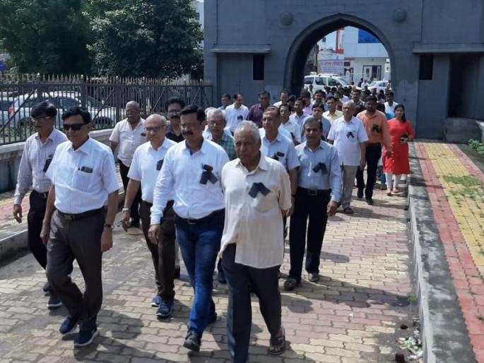 Amalnaar protests against beating a doctor | डॉक्टरला मारहाणप्रकरणी अमळनेरात निषेध मोर्चा Amalnaar protests against beating a doctor | डॉक्टरला मारहाणप्रकरणी अमळनेरात निषेध मोर्चा