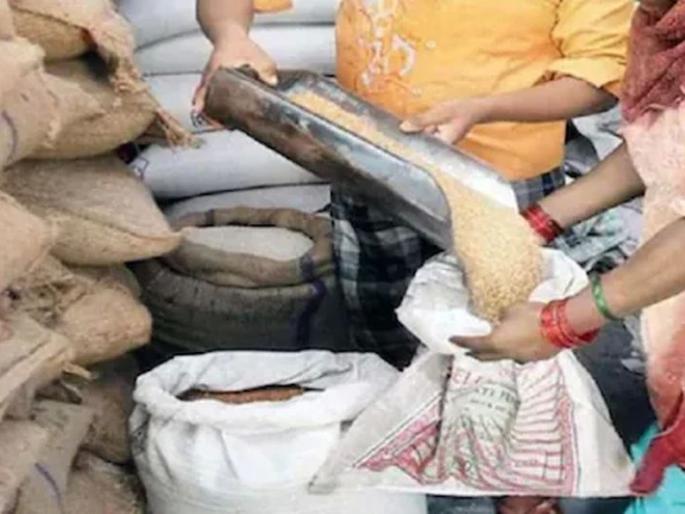 low quality ration distributed to peoples | साहेब! धान्य देत आहात तर खाण्यायोग्य द्या
