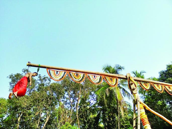The crowd of devotees to watch the Vaigartha Devi shrine in Guhagar taluka |  गुहागर तालुक्यातील व्याघ्रांबरी देवीचा बगाडा उत्सव पाहण्यासाठी भाविकांची गर्दी
