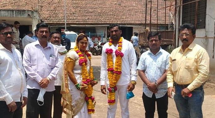 The first Facebook Live axis of the forty-four | चाळीसगावातील पहिल्या फेसबूक लाईव्ह अक्षता The first Facebook Live axis of the forty-four | चाळीसगावातील पहिल्या फेसबूक लाईव्ह अक्षता