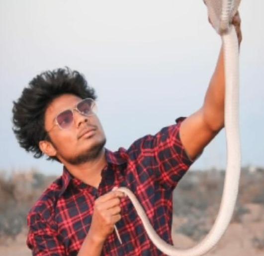 'He' says ... now snake catch 'lockdown' | 'तो' म्हणतो... आता साप पकडणे 'लॉकडाऊन' 'He' says ... now snake catch 'lockdown' | 'तो' म्हणतो... आता साप पकडणे 'लॉकडाऊन'