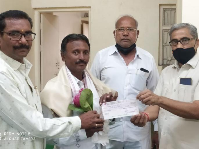 Prize of Rs 21,000 to a farmer who collects 21,000 liters of milk at Pahur | पहूर येथे २१ हजार लीटर दूध संकलन करणाऱ्या शेतकऱ्याला २१ हजारांचे बक्षीस Prize of Rs 21,000 to a farmer who collects 21,000 liters of milk at Pahur | पहूर येथे २१ हजार लीटर दूध संकलन करणाऱ्या शेतकऱ्याला २१ हजारांचे बक्षीस