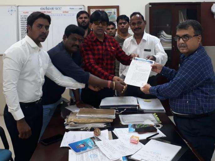 Renew Immortal Store to Station Road in Railway Boundary - Statement to the Railway Administration by the Republican Party | रेल्वे हद्दीतील अमर स्टोर ते स्टेशन रोड नूतनीकरण करा-रिपब्लिकन पार्टीतर्फे रेल्वे प्रशासनास निवेदन