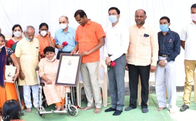 Awarded 'Vasundhara Ratna' award to Meenakshi Nikam for her work for the disabled | दिव्यांगांसाठी झटणाऱ्या मीनाक्षी निकम यांना ‘वसुंधरा रत्न’ पुरस्कार प्रदान