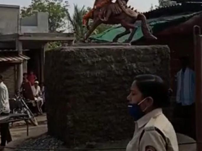 Tension over moving the statue of Shivaraya, stone throwing | शिवरायांचा पुतळा हलविण्यावरून तणाव, दगडफेक Tension over moving the statue of Shivaraya, stone throwing | शिवरायांचा पुतळा हलविण्यावरून तणाव, दगडफेक