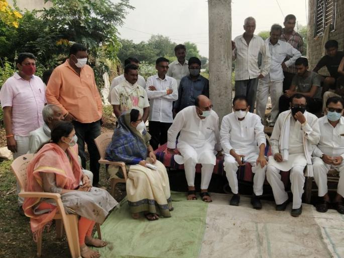 A condolence visit to the families of those killed in the power outage at Adgaon | वीज कोसळून मृत्युमुखी पडलेल्या कुटुंबियांची आडगाव येथे सांत्वनपर भेट