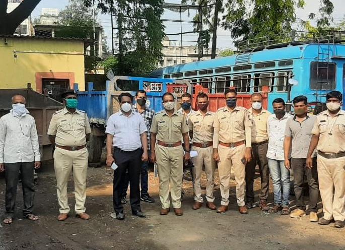 In Amalnera, action was taken on four tractors in a few hours, two hijackers were arrested | अमळनेरात काही तासात चार ट्रॅक्टरवर कारवाई, वाहन पळवणारे दोन अटकेत In Amalnera, action was taken on four tractors in a few hours, two hijackers were arrested | अमळनेरात काही तासात चार ट्रॅक्टरवर कारवाई, वाहन पळवणारे दोन अटकेत