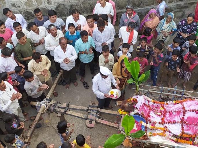 The funeral was held to unload the debt | गोमतेच्या ऋणातून उतराई होण्यासाठी वाजत गाजत काढली अंत्ययात्रा The funeral was held to unload the debt | गोमतेच्या ऋणातून उतराई होण्यासाठी वाजत गाजत काढली अंत्ययात्रा