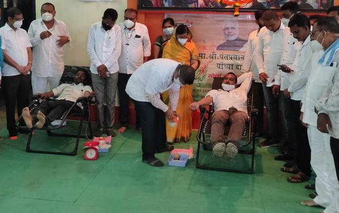 Blood donation of 70 youths in Raver camp | रावेर येथे शिबिरात ७० युवकांचे रक्तदान