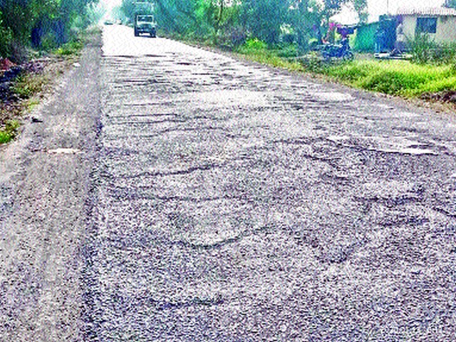 Whiteley-Craggy Road Condition | पांढुर्ली-भगूर रस्त्याची दुरवस्था Whiteley-Craggy Road Condition | पांढुर्ली-भगूर रस्त्याची दुरवस्था