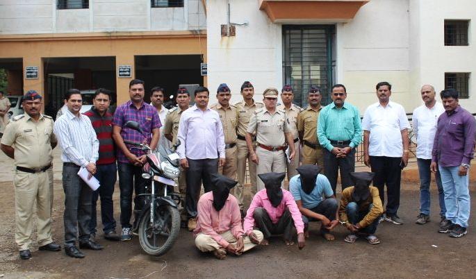 nashik,satana,daroda,four,criminal,arrested | सटाण्यातील चौदा लाखांच्या दरोड्याची उकल