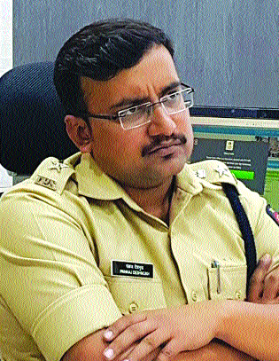 Courtesy and affectionate half of questions can be quirky | सौजन्य अन् आपुलकीने निम्मे प्रश्न चुटकीसरशी सुटतात Courtesy and affectionate half of questions can be quirky | सौजन्य अन् आपुलकीने निम्मे प्रश्न चुटकीसरशी सुटतात