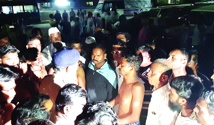 Armed brothers take possession | अर्धनग्न मोर्चेकऱ्यांना घेतले ताब्यात Armed brothers take possession | अर्धनग्न मोर्चेकऱ्यांना घेतले ताब्यात