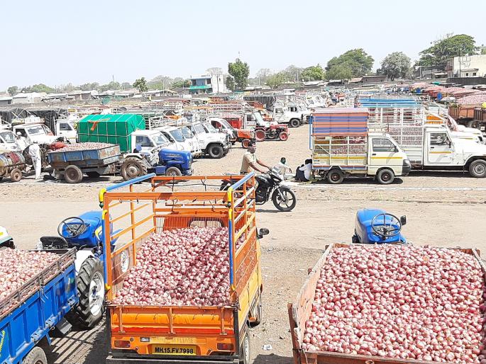 Lockdown hits onion growers | लॉकडाऊनचा कांदा उत्पादकांना फटका Lockdown hits onion growers | लॉकडाऊनचा कांदा उत्पादकांना फटका
