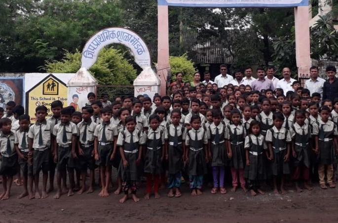 Mandal school in blind district providing education along with education | शिक्षणाबरोबरच व्यवहाराचे ज्ञान देणारी ंधुळे जिल्ह्यातील मांडळची शाळा Mandal school in blind district providing education along with education | शिक्षणाबरोबरच व्यवहाराचे ज्ञान देणारी ंधुळे जिल्ह्यातील मांडळची शाळा