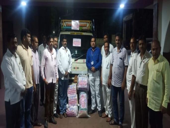 Dhule teachers' association helps flood victims | धुळ्यातील शिक्षक संघटनेकडून पूरग्रस्तांना केली मदत