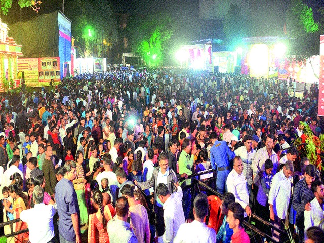 The crowd of devotees for Ganesh Darshan | गणेशदर्शनासाठी भक्तांची अलोट गर्दी