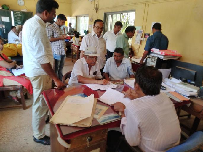 Fears of public against Kankavali land records office, fasting by Waingankar couple | कणकवली भूमिअभिलेख कार्यालयाविरोधात जनतेचा संताप, वायंगणकर दांपत्याने केले उपोषण Fears of public against Kankavali land records office, fasting by Waingankar couple | कणकवली भूमिअभिलेख कार्यालयाविरोधात जनतेचा संताप, वायंगणकर दांपत्याने केले उपोषण