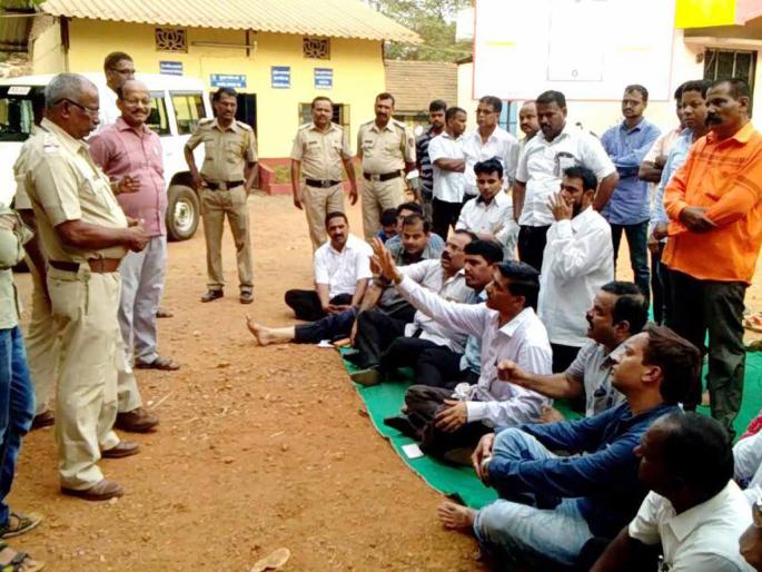 Sindhudurg: Police intervened; The atmosphere of tension for some time in Kuddal | सिंधुदुर्ग : पोलिसांशी बाचाबाची; कुडाळात काही काळ तणावाचे वातावरण Sindhudurg: Police intervened; The atmosphere of tension for some time in Kuddal | सिंधुदुर्ग : पोलिसांशी बाचाबाची; कुडाळात काही काळ तणावाचे वातावरण