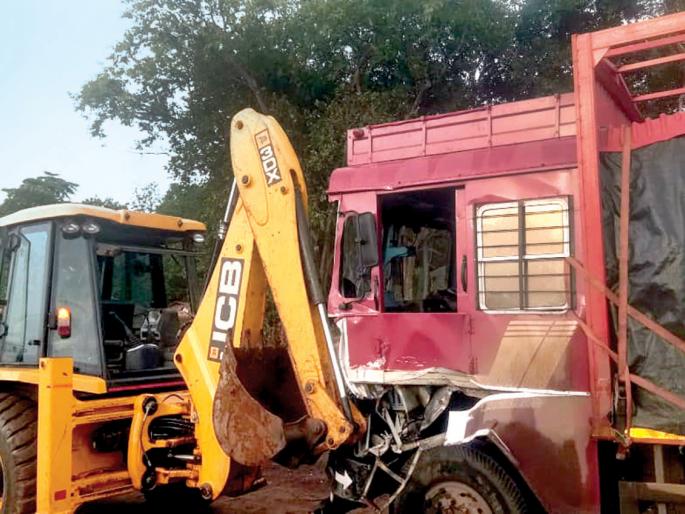 Shipping of the container jerseys | भरधाव कंटेनरची जेसीबीला धडक Shipping of the container jerseys | भरधाव कंटेनरची जेसीबीला धडक