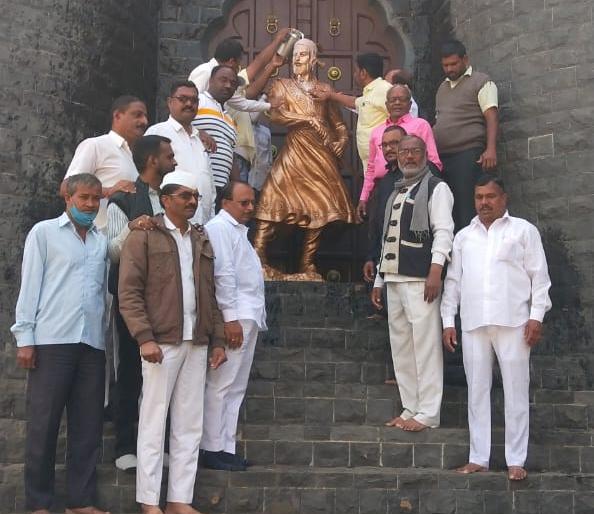 Sinnar was anointed with a statue of Lord Shiva | सिन्नरला शिवरायांच्या पुतळ्यास दुग्धाभिषेक Sinnar was anointed with a statue of Lord Shiva | सिन्नरला शिवरायांच्या पुतळ्यास दुग्धाभिषेक