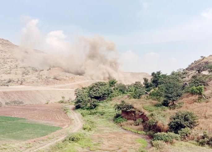 Damage to crops due to crusher, blasting | क्रशर, ब्लास्टिंगमुळे शेतपिकांची हानी Damage to crops due to crusher, blasting | क्रशर, ब्लास्टिंगमुळे शेतपिकांची हानी