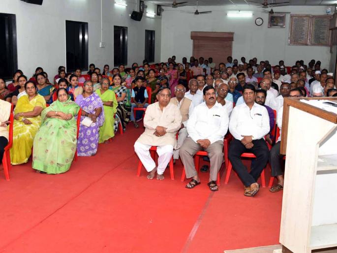 Parents are taught life's philosophy to children | बापाचे वागणे मुलांना जीवनाचे तत्वज्ञान शिकवून जाते