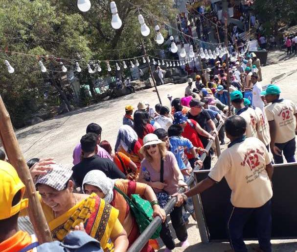 1.5 lakh devotees took bath in Darbari: Shravanabelagal kept crowded | १५ लाख भाविकांनी घेतले बाहुबलींचे दर्शन : श्रवणबेळगोळमध्ये गर्दीचा ओघ कायम