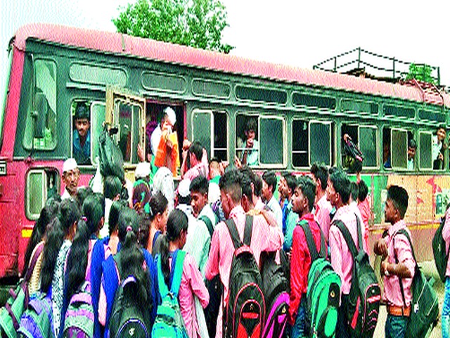 Due to the exceptional buses, | अपुºया बसेसमुळे तारांबळ Due to the exceptional buses, | अपुºया बसेसमुळे तारांबळ