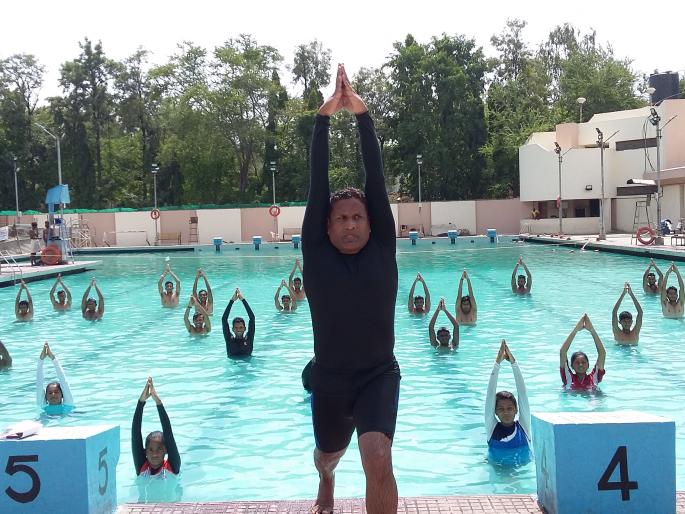 Yoga Lessons Falling in the Swimming Pool | जलतरण तलावात गिरविले योगाचे धडे Yoga Lessons Falling in the Swimming Pool | जलतरण तलावात गिरविले योगाचे धडे