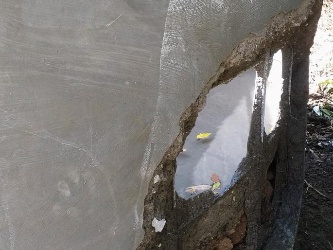 The construction of the tank of eight days had already collapsed | आठ दिवसापुर्वीच केलेले पाण्याच्या टाकीचे बांधकाम ढासळले