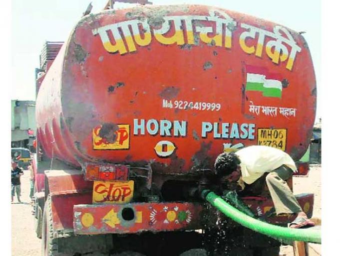 Water supply to 11 villages in Chandwad taluka through 21 tankers | चांदवड तालुक्यात ११ गावे २१ वाड्यांना टॅँकरने पाणीपुरवठा Water supply to 11 villages in Chandwad taluka through 21 tankers | चांदवड तालुक्यात ११ गावे २१ वाड्यांना टॅँकरने पाणीपुरवठा