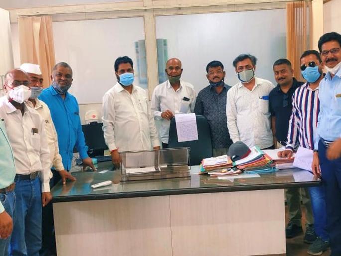 Teachers lock the office of the Secondary Education Officer, the aggressive role of teachers' unions | माध्यमिक शिक्षणाधिकारी कार्यालयास शिक्षकांनी ठोकले कुलूप ; प्रलंबित मागण्यासाठी आक्रमक भूमिका Teachers lock the office of the Secondary Education Officer, the aggressive role of teachers' unions | माध्यमिक शिक्षणाधिकारी कार्यालयास शिक्षकांनी ठोकले कुलूप ; प्रलंबित मागण्यासाठी आक्रमक भूमिका